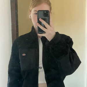 Dickies fleecejacka - Fleecejacka från Dickies. Mysig och skön och sitter oversized på mig som är 170 o normallt en s i kläder. Det är en herr S. Frakt tillkommer :)