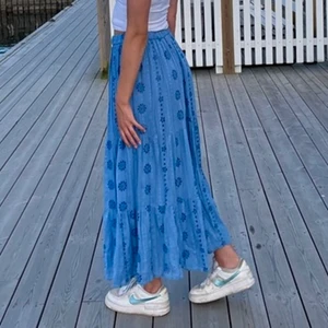 Blå kjol - Såå fin blå långkjol från Nakd!! Passar så bra till våren och sommaren. Jag på bilden är 177🥰