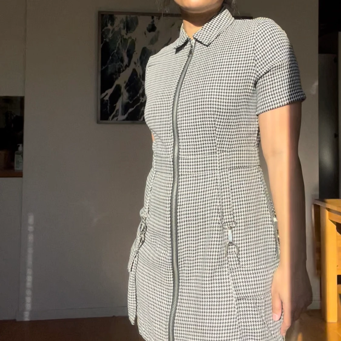 Rutig klänning med dragkedja 