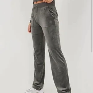 JUICY COUTURE BYXOR  - INTE SÅLDA, TÅKADE SKRIVA DE. Säljer dessa mörk gråa juicy byxor eftersom de inte riktigt är min stil, bara använt hemma ca 5 gånger och tvättat en gång men som nya. Kom privat för flera bilder och priset kan diskuteras. Frakten tillkommer. BUDET LIGGER PÅ 830  kr, BUDGIVNINGEN AVSLUTAS 31 Mars 