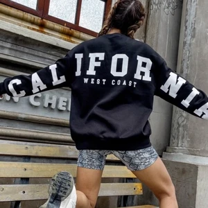 Sweatshirt med text - Säljer denna sweatshirt p.ga. råkad dubbel beställning. Den är helt ny och i storlek S. Frakt betalas själv.