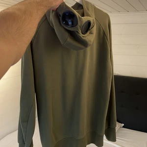 C.P company goggle hoodie - Mörkgrön Cp. Company hoodie i strl large. Tvättad ett fåtal gånger. Denna är man kungen i högstadiet med.