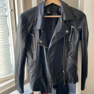 Skinnjacka  - Skinnjacka från ONLY köptes flera år tillbaka och är för liten för mig. Fint skick men lite sliten i insidan av jackan vilket inte syns när man har på sig den