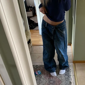 jeans - baggy jeans med fickor med knappar osäker på storlek men skriv privat för mått osv. 