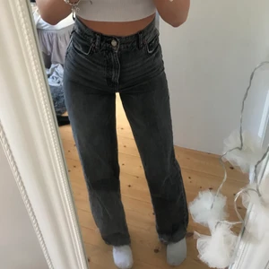 Zara Jeans - Högmidjade 90’s full length jeans från zara i super bra skick, som nya. Dom är avklippta nertill och jag har klippt dom ytligare lite då de var för långa. Jag är 164 cm💕 Orginalpris 399kr, mitt pris 200kr. Köparen står för frakten och budgivning startas om fler är intresserade😊💕💕