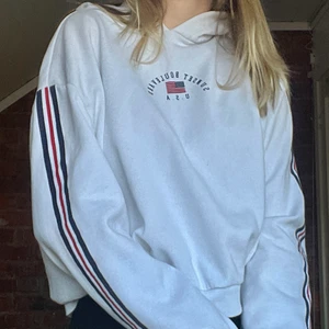 Hoodie - Hoodie som inte längre används. Den är i fint skick och sitter bra. Köpt från hm för ett par år sedan. Köparen står för frakt🛍🤍