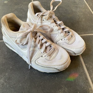 Nike Air Max Storlek 40 - Använt ett par gånger men de har blivit för små.