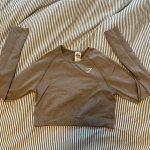 Gymshark croptop - Storlek L använd få gånger då den är för stor. Nypris 400kr säljer för 250. Slutsåld på hemsidan 