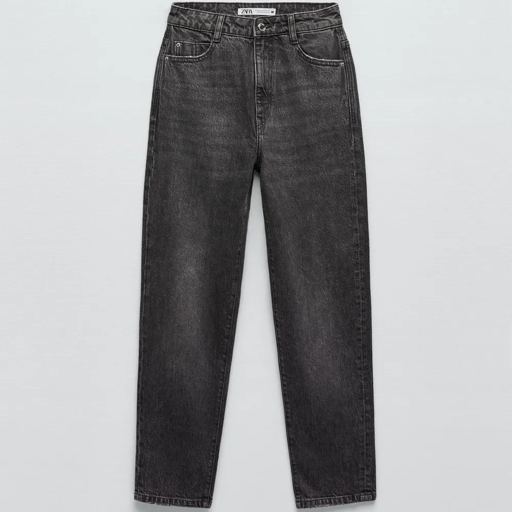 This Zara mom jean’s quiality is very good! The size of it is 42 in European.. Jeans & Byxor.