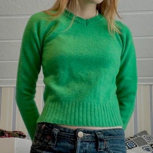 Grön ulltröja  - En fin klargrön ulltröja som krympts i tvätten 🥲 Är för liten för mig nu men passar säkert någon med xs perfekt. Nyskick, har aldrig använts men är inte särskilt stretchig pga att den krympt. Originala storleken var m