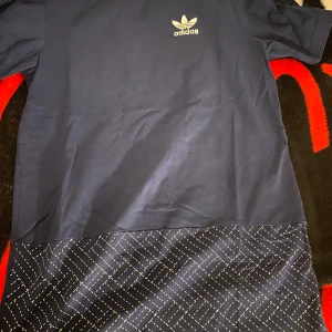 Adidas t shirt  - Mörkblå adidas t shirt 