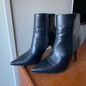 Nakd klackar - Snygga klackar från NAKD som är oanvända av mig. Storlek 41. Köpta här på Plick, men de är nästintill oanvända, väldigt bra skick.