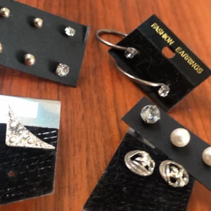 Små örhängen  - Små örhängen nyckelfria ett par/ 12:-        Sänkar priset vid fler köp