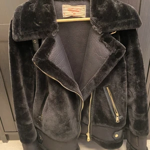 Gosig jacka Strl M/L - Svart jacka med gosig yta. Sitter jättefint på och skärp runt midjan ingår. 💞