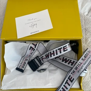 Off white bälte - Säljer för jag aldrig använder längre. Kvitto finns kvar och även boxen där jag beställde ifrån. Köpt för €160 