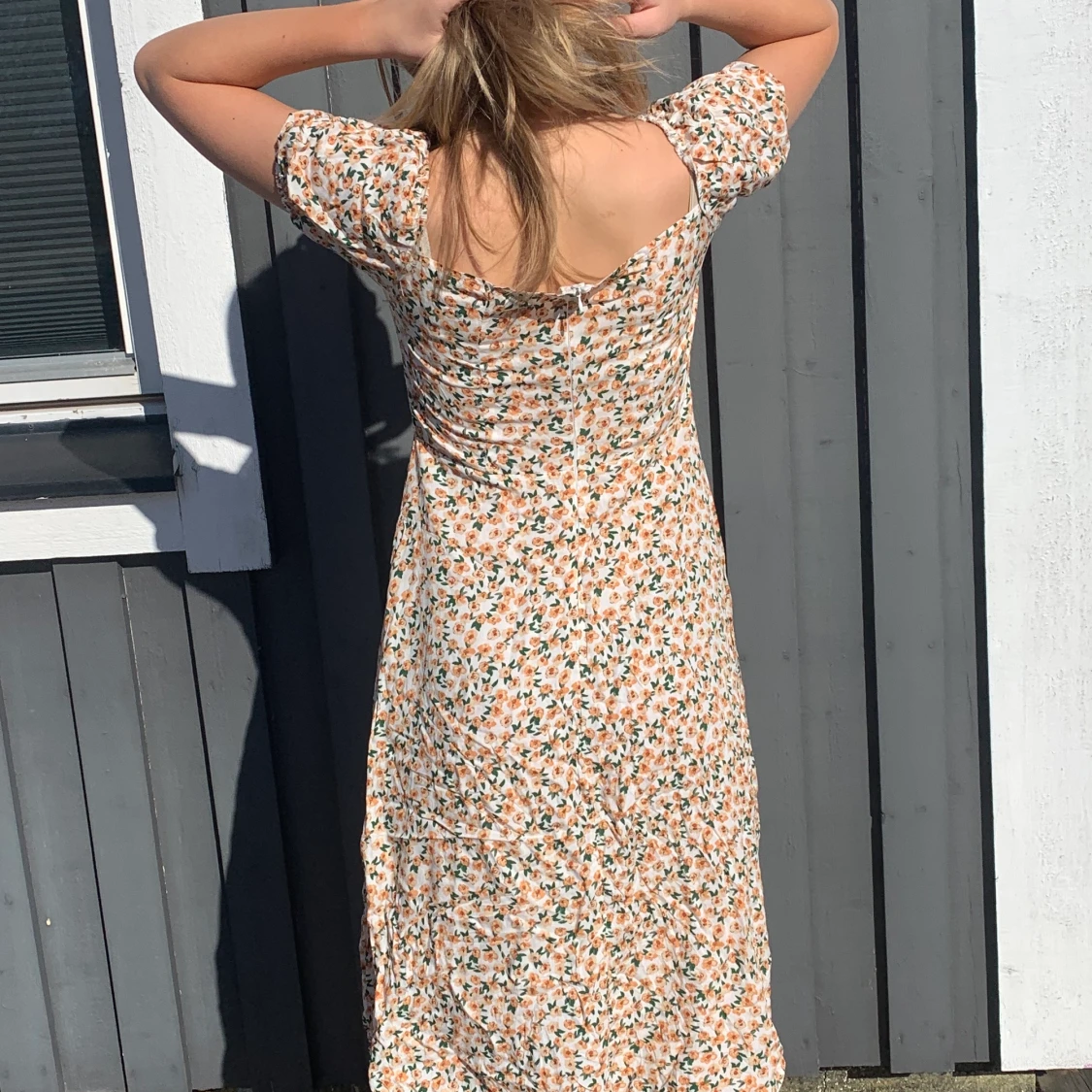 Väldigt fin blommig klänning - 90