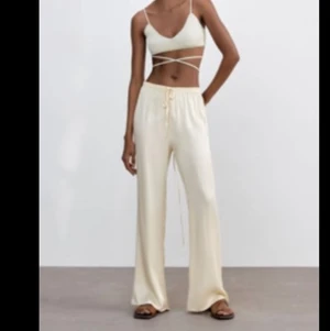 Zara byxor - Säljer ett par zara byxor i storlek s motsvarar 36/38. Byxorna är aldrig använda😍