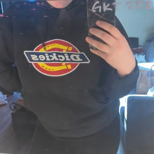 Dickies Huddie  - Säljer min dickies huddie då jag inte använder den längre. ordinarie pris 800 och säljer den för 60 till en början. Märket är väldigt slitet så det går givetvis att pruta, på grund av det! Det är stolek L men jag själv tycker att den sitter som en M. Den är även lite sönder i mitten av snörena, bild kan du få på det om du vill se, och därav säljer jag den så billigt. Leveranskostnad diskuteras.