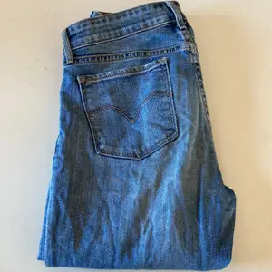 Låg midjade jeans från Levis, ljus blåa och storlek 27 i midjan 