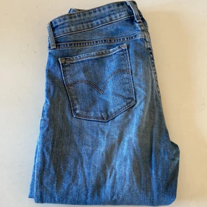 Levis, low waisted jeans - Låg midjade jeans från Levis, ljus blåa och storlek 27 i midjan 