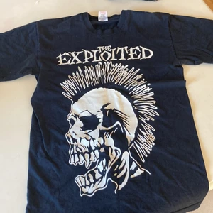 Mörkblå t shirt  - T-shirt med bandet the Exploited på, storlek S