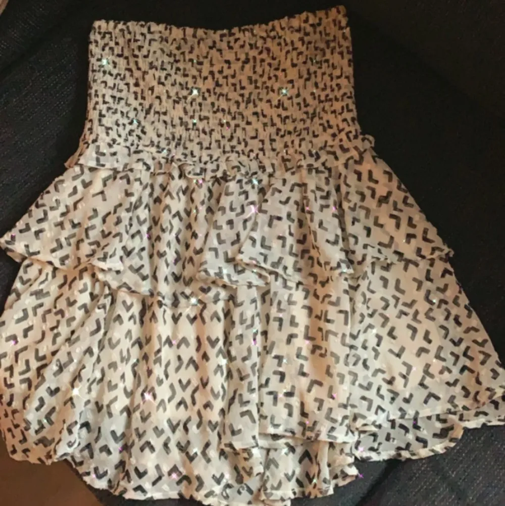 En jätte fin och söt kjol som jag aldrig har kommit till användning! Den passar till xs s m. Kjolar.