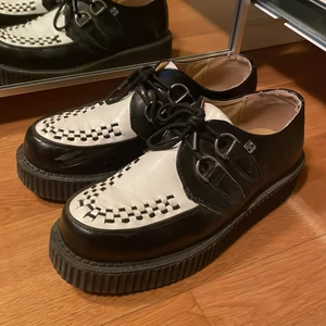 Creepers - Creepers från TUK, inköpta i London för ca 10 år sedan. Är använda men har mycket kvar att ge 🖤💜🖤💜 Frakten går på 99 och är spårbar, det kan också hämtas på Södermalm. 