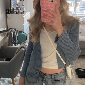 Blå kofta - Blå super söt kofta som är i super fint skicka. Bara att kontakta om de finns frågor 💗💗💗💖💖💘💘