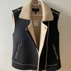 Mango biker väst - Säljer denna då den inte har kommit till användning, nypris 500kr, säljer för 150kr + frakt. Om fler vill ha gäller bud🌼 Rekomenderar inte den för personer under 160 cm då jag är det och den är lite för lång! 🌼 ⚠️skickar den/möts upp tidigast måndag 14/3 då jag är bortrest⚠️