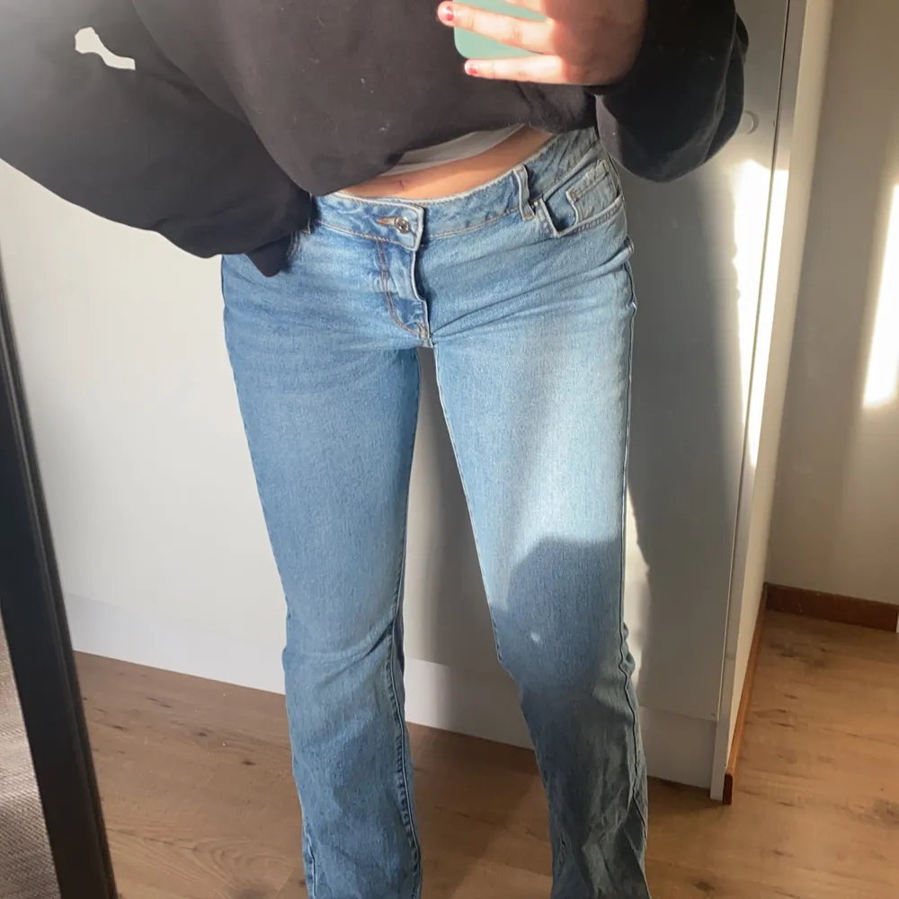 Nästan oanvända jeans som är lågmidjade i modellen. Långa på mig som är 170cm.  Sitter bra på mig som har M. Köpta på ASOS. Frakt ingår i priset, kan hämtas💛. Jeans & Byxor.