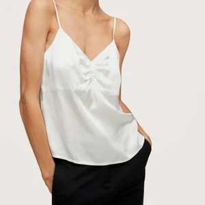 Söt topp  - Vit topp från mango i storlek S men passar M oxå! Jätte söt men inte riktigt min stil.💘💘 Skriv till mig för egna bilder och frågor!💘