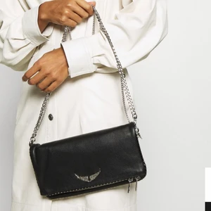 Zadig&voltaire väska  - Köpt förra året i maj, använd fåtal gånger och inga skador. Måtten är 26x14 och modellen heter ”rock studs”, soklart får man med både de långa och korta bandet samt dustbag! Kontakta mig privat vid fler frågor eller mer bilder!