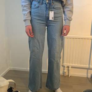 Oanvända jeans från lager 157. Min kompis som har dem på sig är 176 cm. 