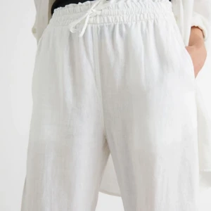 Relaxed Linen Trousers  - Ett par så fina linne byxor ifrån & other stories i storlek 38. Köpta för mindre 1 ett år sedan och använt ett fåtal gånger. Nypris 700kr. Säljer för 500kr. 