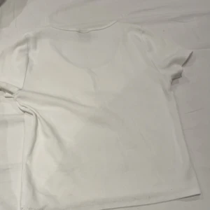 Gina tricot topp storlek M - En jätte fin topp från gina tricot som tyvärr inte kom till användning. Storlek M 50kr