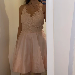 Rosa AX Paris klänning  - Köpte känningen för ett år sen, den har bara används en gång. Gällande storleken så är det UK mått, dvs storleken är 8 men i eu storlek blir det 34-36.  Personligen är jag 153 cm. Klänningens band är insydda, det går att ta ut stygnen.  Inklusive frakt!