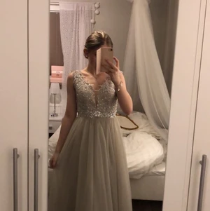 Balklänning  - Världens finaste balklänning som tyvärr aldrig kom till användning. Gör ju ingen nytta här hos mig så hoppas någon annan kan få göra den rättvisa. Cirka storlek xs-s, måttbeställd. Skriv för exakta mått 💗💕💗