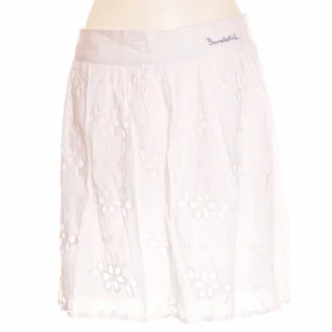 Vit kjol  - Drömmig sommarkjol från bondelid 🤍aldrig använd av mig, köpt på sellpy! Stor i storlek 