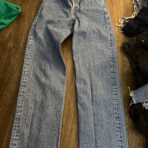 Säljer dessa Levis jeansen bra skick! Använd några gånger dem är högmidjade pris kan diskuteras!💞 
