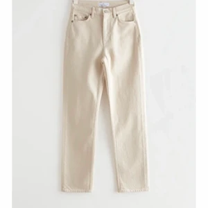 & other stories jeans - Säljer nu dessa jätte fina Jeans från &other stories storlek 36. Fick dessa i julklapp men de är tyvärr för stora så det är aldrig använda. Nypris 790kr säljer snabbt för 50kr. frakt tillkommer.