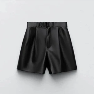 Skinnshorts  - Säljer ett par zara skinnshorts! Helt oanvända och prislapp kvar! 