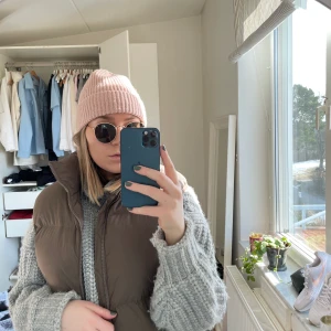 Ribbad mössa från H&M - Ribbad mössa från H&M i en puderrosa nyans💓 Sparsamt använd.