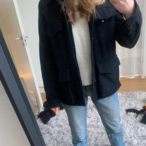 Vårjacka - Jättefin mörkblå jacka/kort kappa från A days march. Köpte den i höstas och har knappt fått användning för den så där av mycket bra skick! Nypris: 1800