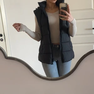 Väst från zara - Säljer min väst från zara som är i storlek Xs men passar mig som har storlek S, har använt den bara några gånger, skriv privat för fler bilder, nypriss 499❤️