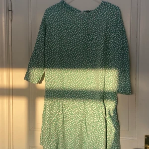 grön blommig klänning - supersöt grön sommarklänning med små vita blommor på. bara använd några enstaka gånger:)