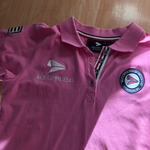 Polo tshirt - Säljer denna polo som inte kommer till användning. Den är från Nautic xprnc rs65 som säljer tåliga kläder. Mycket bra skick och är i storlek 44 vilket funkar som oversize. Frakt tillkommer, hör gärna av er med frågor!😋