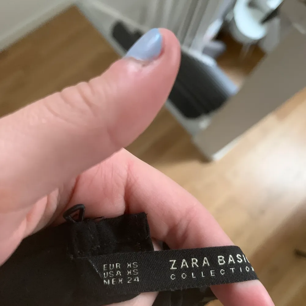 superfin och söt, men som även går att få cool blus från zara i superskick! Är i storlek xs men passar s super med! Nypris ish 250kr, säljer för 30!. Blusar.