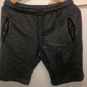 Versace  - Ett par verace byxor i storlek S men  passar M. Kvitto till byxorna finns med 