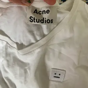 Vit tisha i strl S från Acne Studios! Inte använd mkt, nyskick! Köpt för 995, säljer för 350. Fraktar.