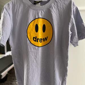 Lila t-shirt från Justin Bieber klädesmärke Drew house, storlek S. Den är lite oversized, jättebra kvalite. Självklart äkta